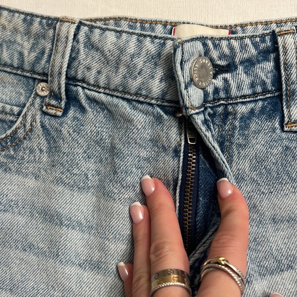 ALICE + OLIVIA AMAZING HIGH RISE DENIM VINTAGE SHORT ROCKSTAR BLUE - Picture 4 of 9